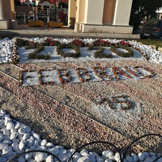 Finale, stemma "sbiadito" nell'aiuola di Piazza di Spagna. Cileto (Per Finale): "Riportiamolo ai colori della nostra città"