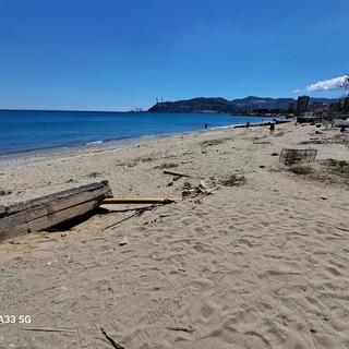 A Savona spiagge libere sporche e con i detriti della mareggiata. Santi: &quot;Tra poco inizia la stagione balneare cosa aspetta il Comune?&quot;