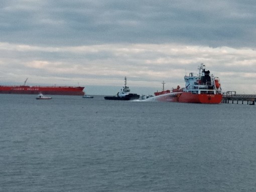 La Guardia Costiera di Savona si schiera nelle acque di Vado Ligure per una esercitazione antincendio e antinquinamento