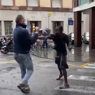 Savona, in escandescenza si scaglia contro gli agenti di polizia e ne ferisce uno Savona, in escandescenza si scaglia contro gli agenti di polizia e ne ferisce uno