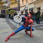 Una chitarra autografata dai cantanti del Festival per un aiuto alle malattie congenite cardiovascolari: Spiderman Villardita in missione