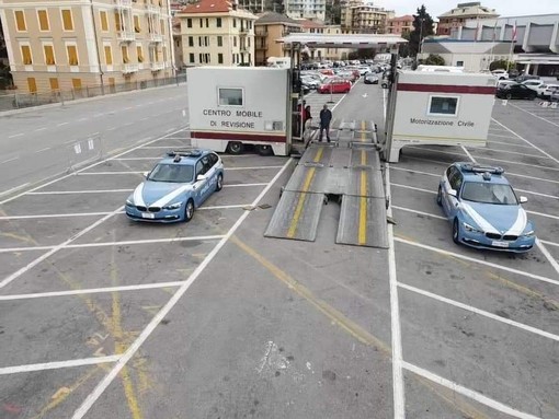 Stop alla circolazione per due autobus a Varazze, la minoranza e il gruppo misto attaccano: "Situazione sfuggita di mano al nostro impacciato sindaco" Stop alla circolazione per due autobus a Varazze, la minoranza e il gruppo misto attaccano: "Situazione sfuggita di mano al nostro impacciato sindaco"