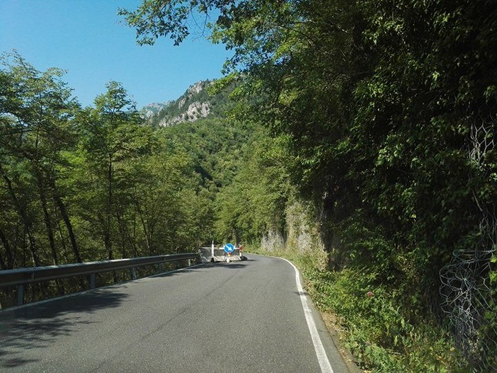 Manutenzione inesistente sulla SP 582 del Colle di San Bernardo: la segnalazione arriva da una lettrice