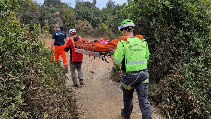 Cade infortunandosi a una caviglia, soccorsi per una 57enne sull'altopiano delle Manie