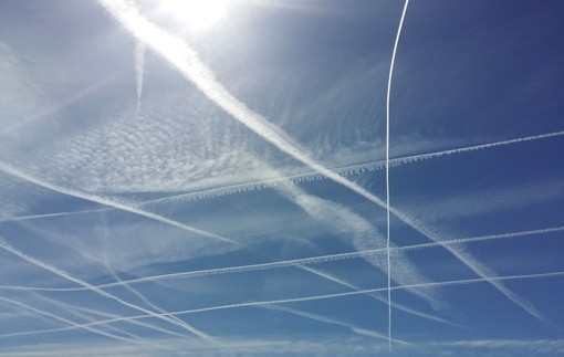 "Scie di 'condensazione' in cielo: la questione va approfondita" "Scie di 'condensazione' in cielo: la questione va approfondita"