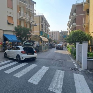 Spotorno, biciclette e monopattini in contromano su viale Europa: "La segnaletica non basta, servono sanzioni"