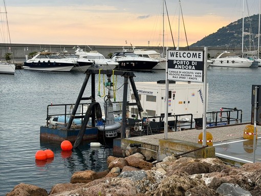 Ad Andora al via l'intervento di sorbonatura dell’imboccatura del porto turistico