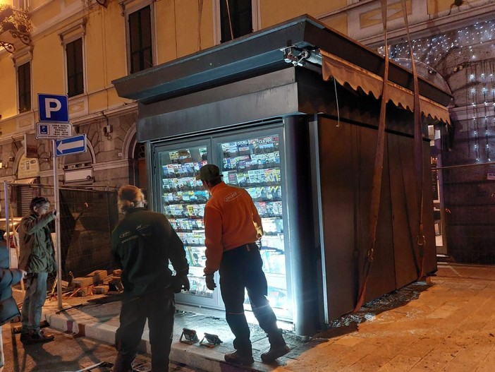 Savona, lo spostamento dell'edicola di Piazza Diaz è realtà: dopo 44 anni trasloca di fronte al teatro (FOTO E VIDEO)