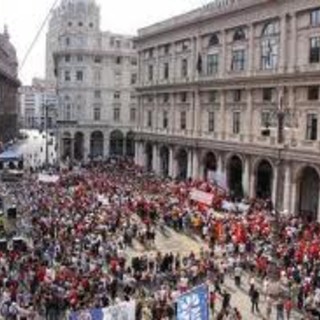 Sciopero europeo a Genova: iniziato il comizio in una piazza De Ferrari gremita
