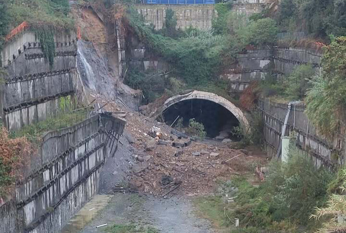 Savona, frana in via Famagosta: scatta la chiusura della strada Savona, frana in via Famagosta: scatta la chiusura della strada