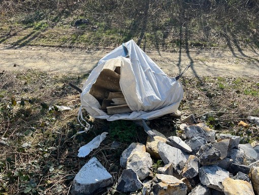 Sassello, sacco con amianto trovato vicino alla SS334: accertamenti dei carabinieri forestali