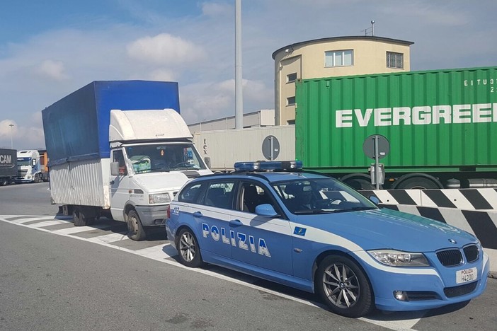 Macchine e autocarri sovraccarichi in partenza verso l'Africa, continuano i controlli delle Forze dell'Ordine Macchine e autocarri sovraccarichi in partenza verso l'Africa, continuano i controlli delle Forze dell'Ordine
