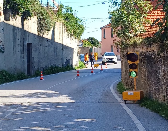 Albisola, chiusa una corsia di via Lino Saettone per motivi di sicurezza: traffico regolato da semaforo