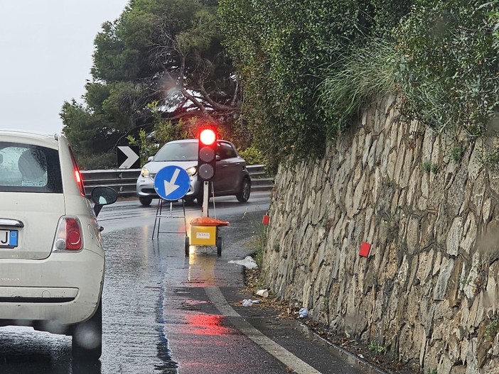 Semaforo tra Albenga e Alassio, Casella: "Rimuoverlo prima di Pasqua o la situazione rischia di degenerare"