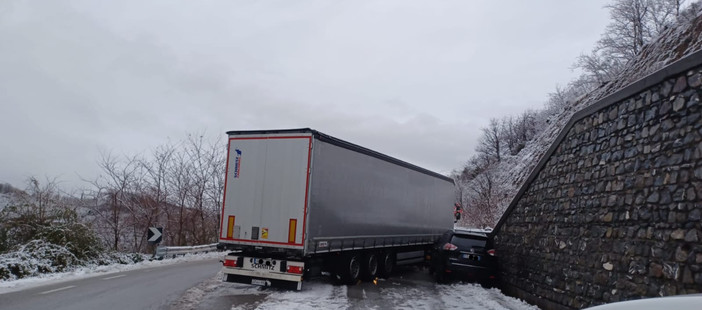 Neve in Val Bormida, due mezzi pesanti in avaria sul Cadibona: traffico ripristinato