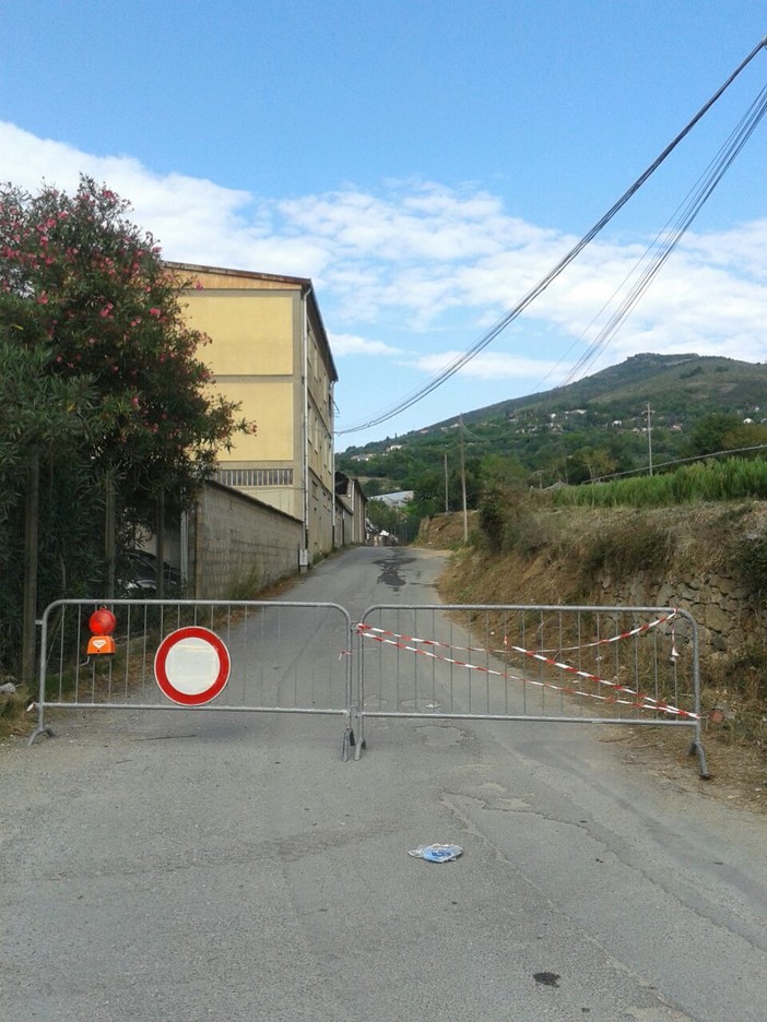 Cenesi, incendio Saar: vigili del fuoco ancora al lavoro Cenesi, incendio Saar: vigili del fuoco ancora al lavoro