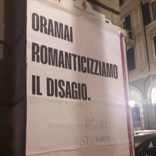 "Asini studiate", scritta contro gli studenti su un manifesto in via Paleocapa del progetto "Osservatorio Contemporanea"