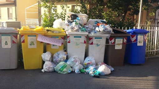 Ceriale: è emergenza rifiuti, i cittadini "Vergognoso" Ceriale: è emergenza rifiuti, i cittadini "Vergognoso"