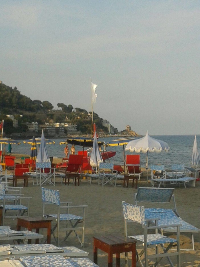 Alassio: turista genovese accusa un malore in acqua, eroico intervento del bagnino la salva Alassio: turista genovese accusa un malore in acqua, eroico intervento del bagnino la salva