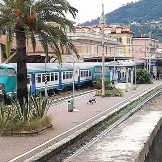 Alassio: ubriaco in stazione si scaglia contro gli agenti della polizia locale, arrestato