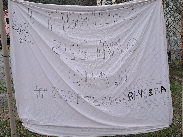 Celle, prosegue la protesta dei bambini pro campo Ravezza. Il sindaco: "Riqualificazione disposta da tempo, nella terra non ci voleva giocare nessuno"