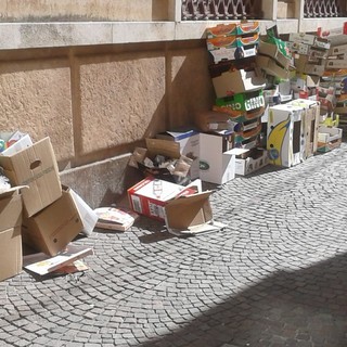 Pietra Ligure, il consigliere di minoranza Carrara: "La spazzatura del mercato del mattino giace per tutta la piazza. Non era mai accaduta una cosa del genere"