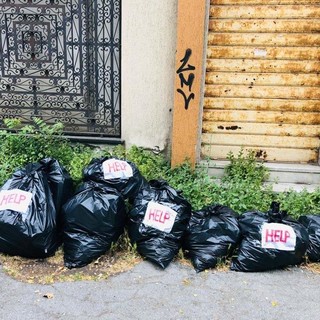 Savona, sacchetti dei rifiuti abbandonati nella zona dell'ex Lady Moon con richiesta d'aiuto