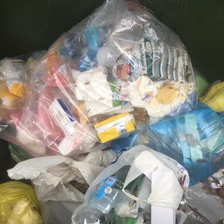 Il sindaco di Spotorno rimprovera alcuni cittadini maleducati sulla raccolta differenziata