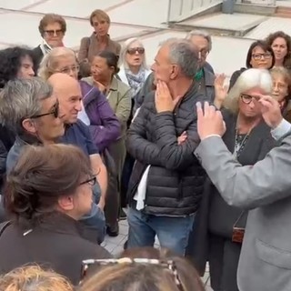Porta a porta a Savona, il sindaco incontra i residenti di San Michele tra polemiche e contestazioni