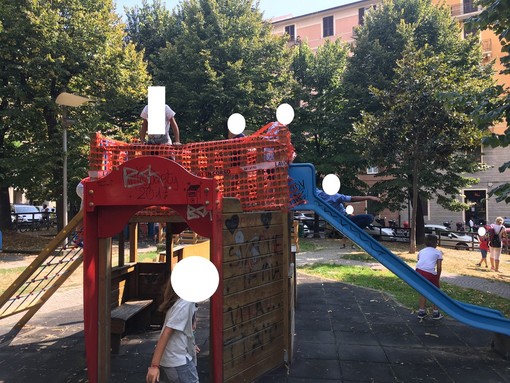 Lo scivolo transennato nei giardini di via Verdi Lo scivolo transennato nei giardini di via Verdi