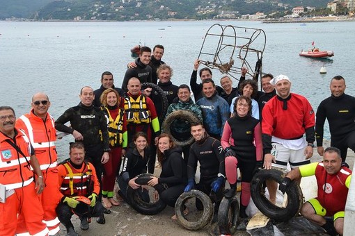Spotorno, la pulizia dei fondali conferma la tendenza: sempre meno rifiuti recuperati