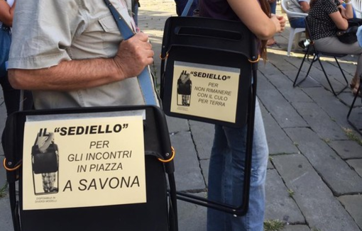 A Savona arriva "il sediello" per gli incontri in piazza: il M5S risponde al sindaco con ironia A Savona arriva "il sediello" per gli incontri in piazza: il M5S risponde al sindaco con ironia