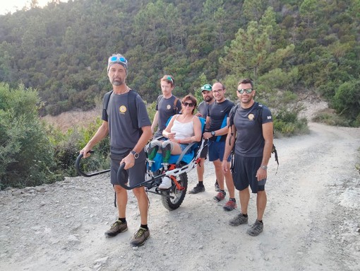 Prima “uscita” per la carrozzina motorizzata donata dal Rotary di Savona al Soccorso alpino Prima “uscita” per la carrozzina motorizzata donata dal Rotary di Savona al Soccorso alpino