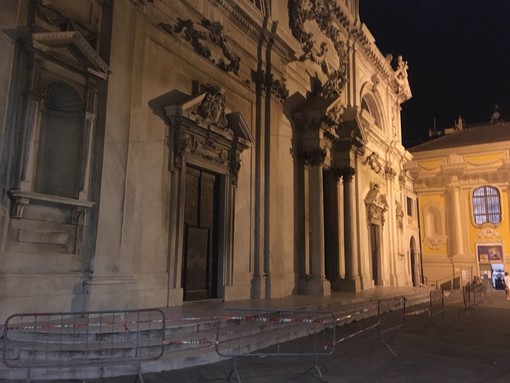 Savona, cadono calcinaggi dalla facciata del Duomo: intervento dei Vigili del fuoco