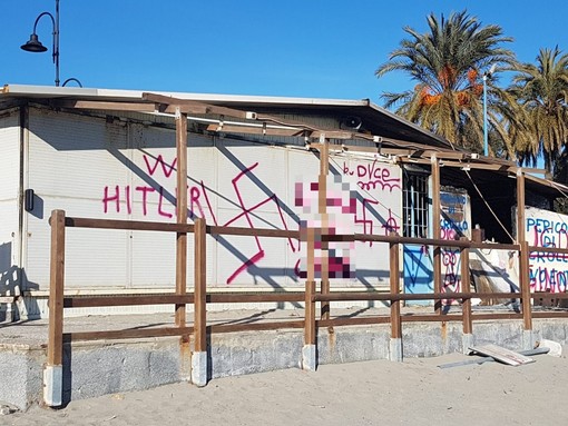 Albenga, svastiche e insulti: vandalizzati i bagni Ingaunia (FOTO) Albenga, svastiche e insulti: vandalizzati i bagni Ingaunia (FOTO)