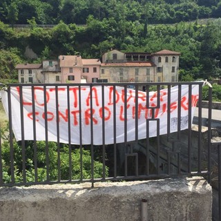 A Roccavignale ennesimo striscione di protesta contro l'immigrazione