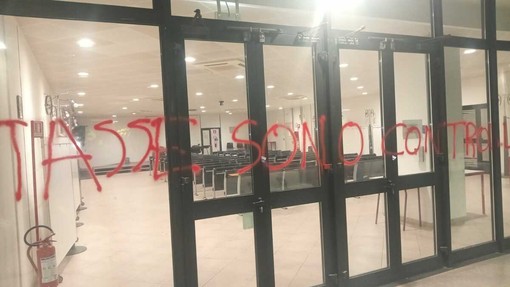 Palazzo della Provincia imbrattato, il vice presidente Aghittino: "I danni sono tanti, li faremo pagare" Palazzo della Provincia imbrattato, il vice presidente Aghittino: "I danni sono tanti, li faremo pagare"
