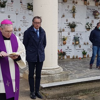 Un pensiero per le vittime del Coronavirus: sindaco e Vescovo in visita al cimitero di Leca d'Albenga Un pensiero per le vittime del Coronavirus: sindaco e Vescovo in visita al cimitero di Leca d'Albenga