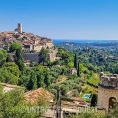 Saint-Paul de Vence si racconta: arte, autenticità e anima nel Magazine 2026 Saint-Paul de Vence si racconta: arte, autenticità e anima nel Magazine 2026