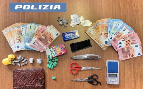 Droga nascosta tra le siepi e sugli alberi nei giardini delle Trincee: due gli arrestati