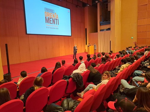 Orientamenti, l’assessore Scajola incontra i 500 studenti del Festival: “Supporto fondamentale per l’evento”