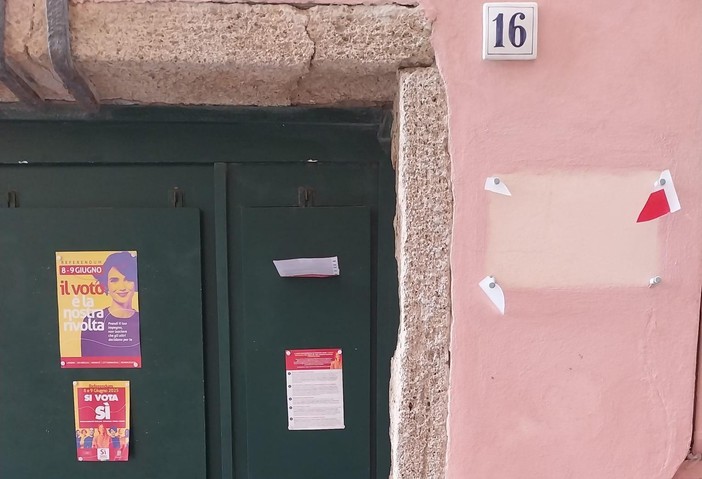 Finale, vandali in azione nella sede del circolo PD: distrutta la targa