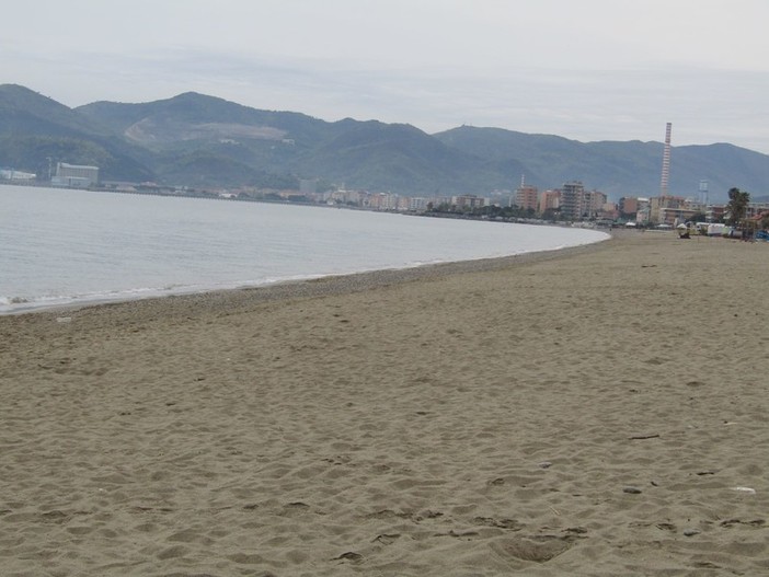 Fotografa donne in spiaggia di nascosto: "Non si può andare al mare tranquille. Fate attenzione" Fotografa donne in spiaggia di nascosto: "Non si può andare al mare tranquille. Fate attenzione"