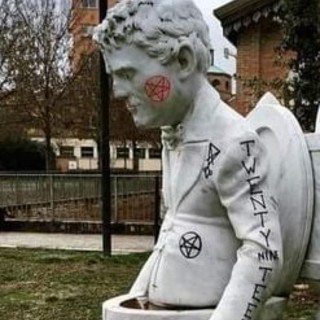 Vandalizzata la statua in memoria di &quot;Freak&quot; Antoni realizzata dallo scultore albenganese Daniele Rossi