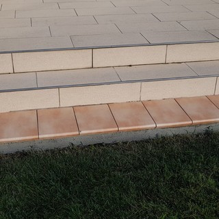 Albenga: sostituiti i gradini ammalorati nella scuola elementare di Campochiesa