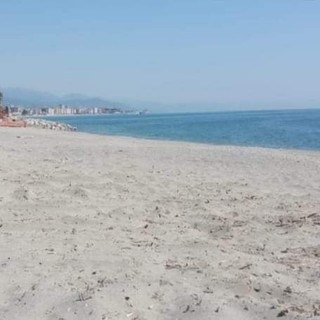 Stabilimenti balneari e spiagge libere, firmata l’ordinanza dell’Autorità Portuale: no agli steward, sì ad alcune regole anti Covid