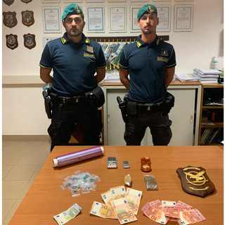 Savona, trovato in possesso di diverse dosi di hashish e di 300 euro in contanti: 21enne arrestato dalla Guardia di Finanza
