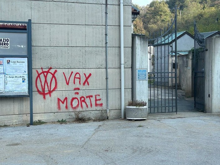 Carcare, 3mila euro per cancellare le scritte no vax dal muro del cimitero