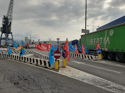 Sciopero regionale dei trasporti, i lavoratori del porto di Savona e Vado presidiano i varchi (FOTO e VIDEO)