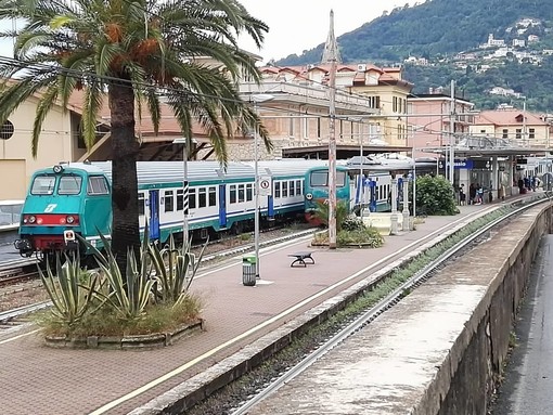 Alassio: ubriaco in stazione si scaglia contro gli agenti della polizia locale, arrestato